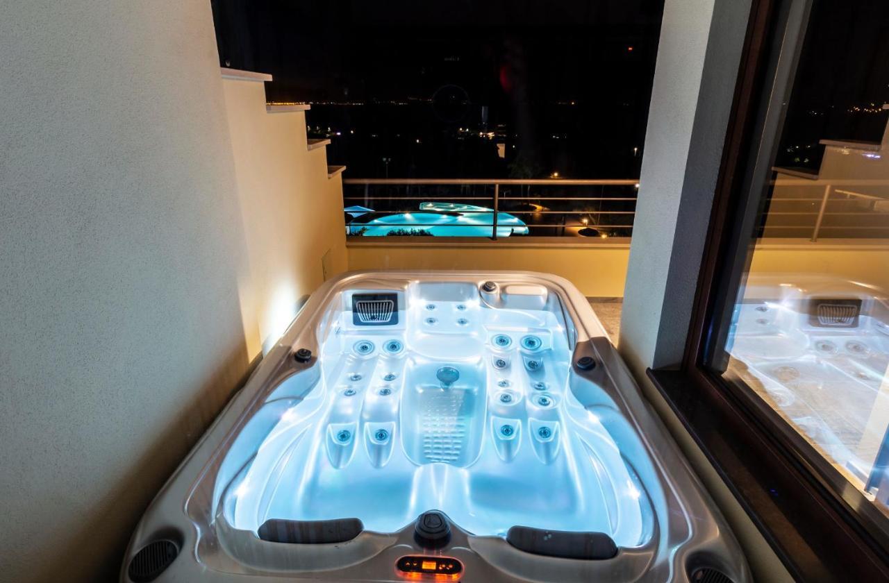 Deluxe Suite Spa Bath