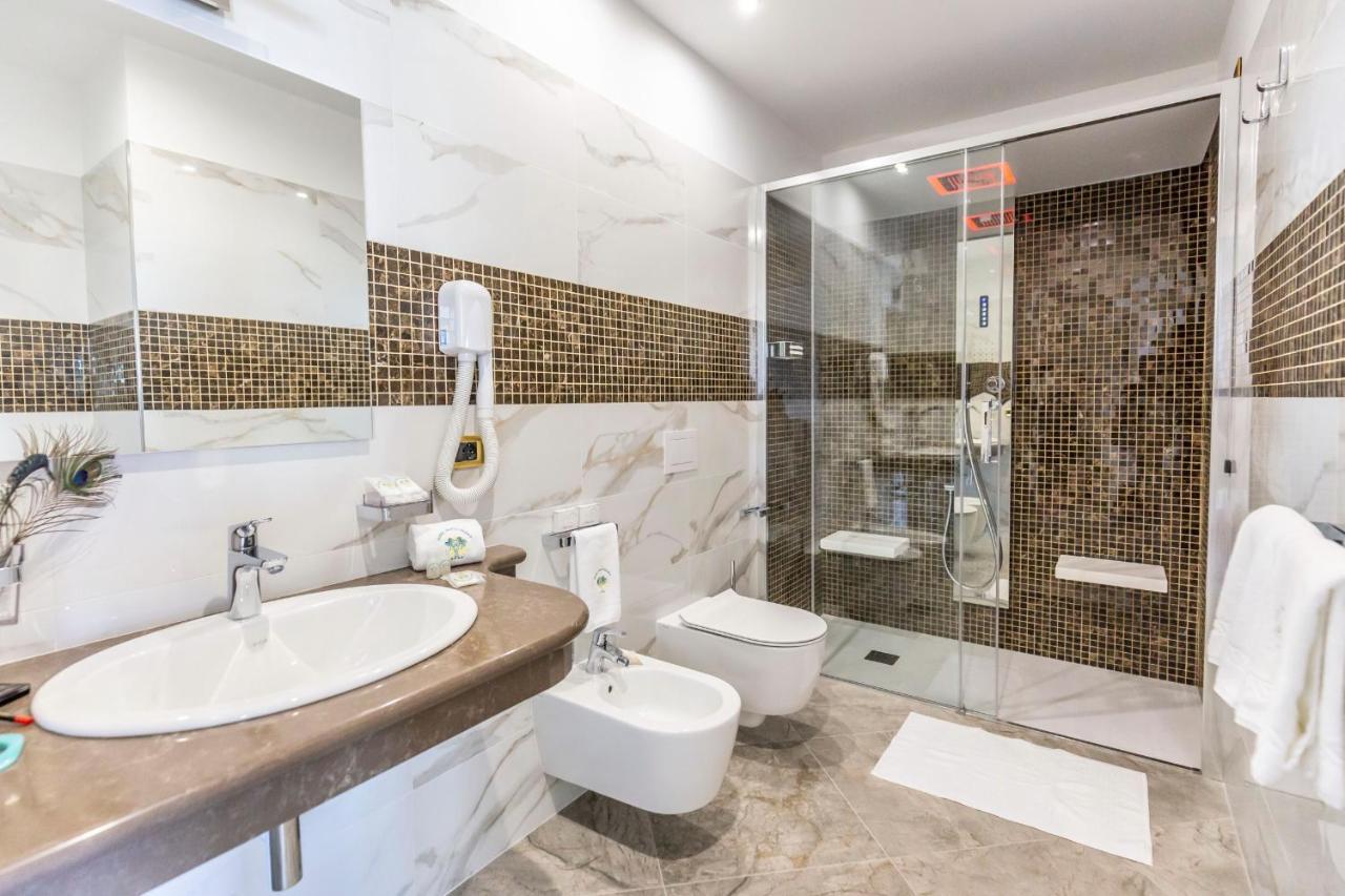 Deluxe Suite Spa Bath