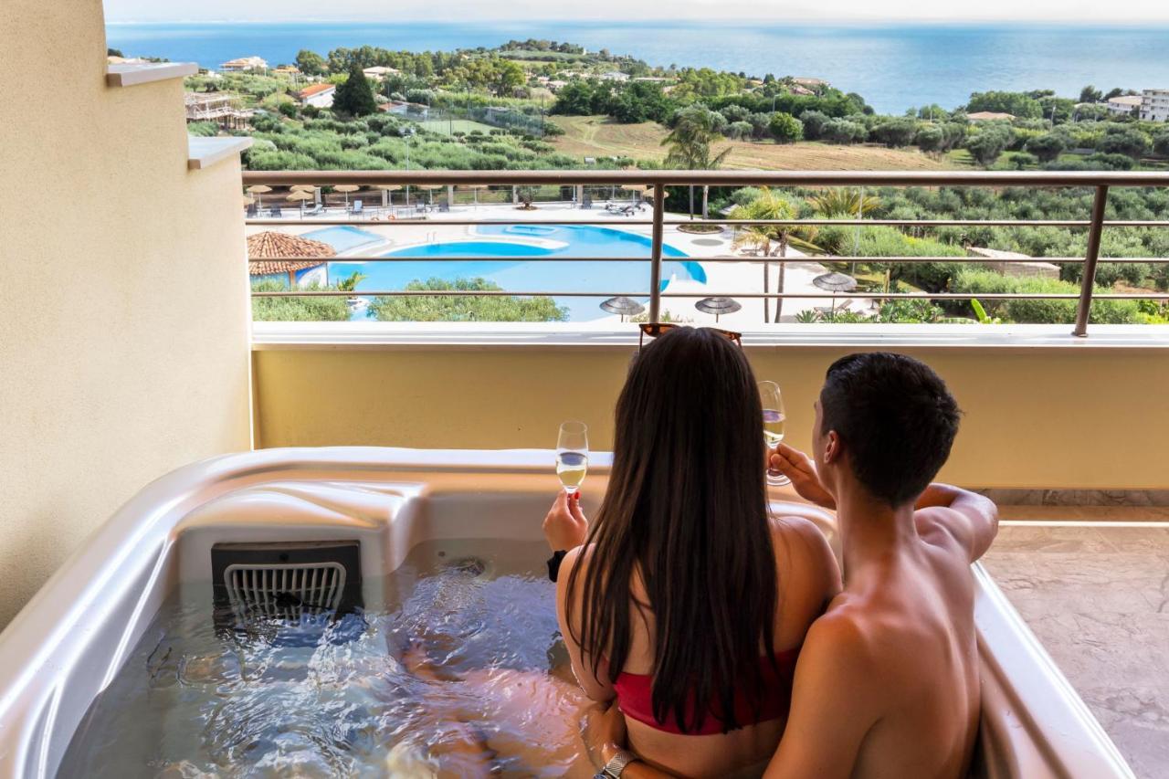 Deluxe Suite Spa Bath