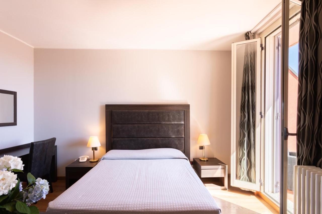 Deluxe Double Room Side Lake View