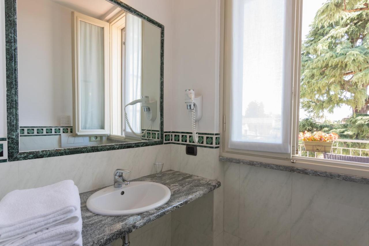 Deluxe Double Room Side Lake View
