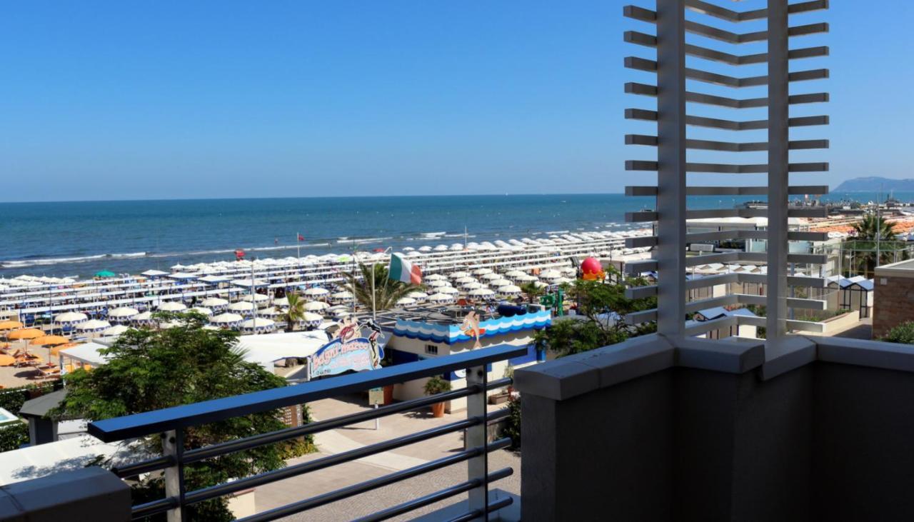 Deluxe Quadruple Front Sea View