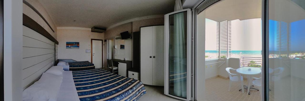 Deluxe Quadruple Front Sea View