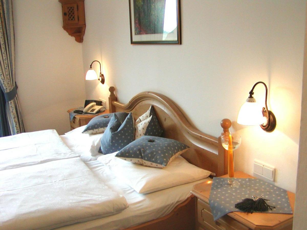 Doppelzimmer mit Balkon im benachbarten Gebäude