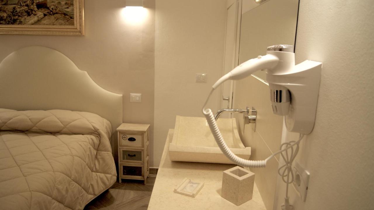 Double Room Private Bathroom No Window