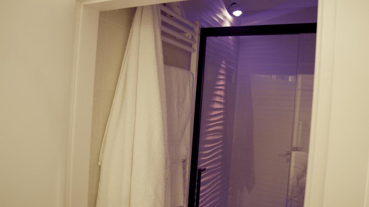 Double Room Private Bathroom No Window