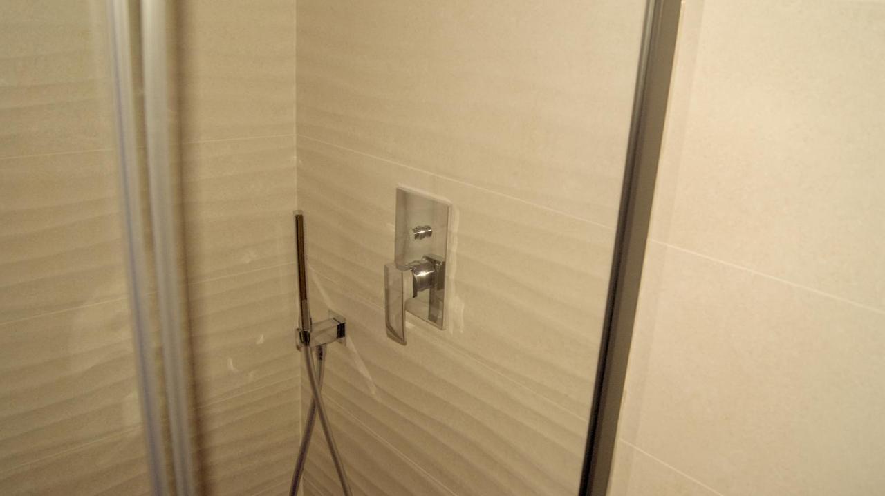 Double Room Private Bathroom No Window
