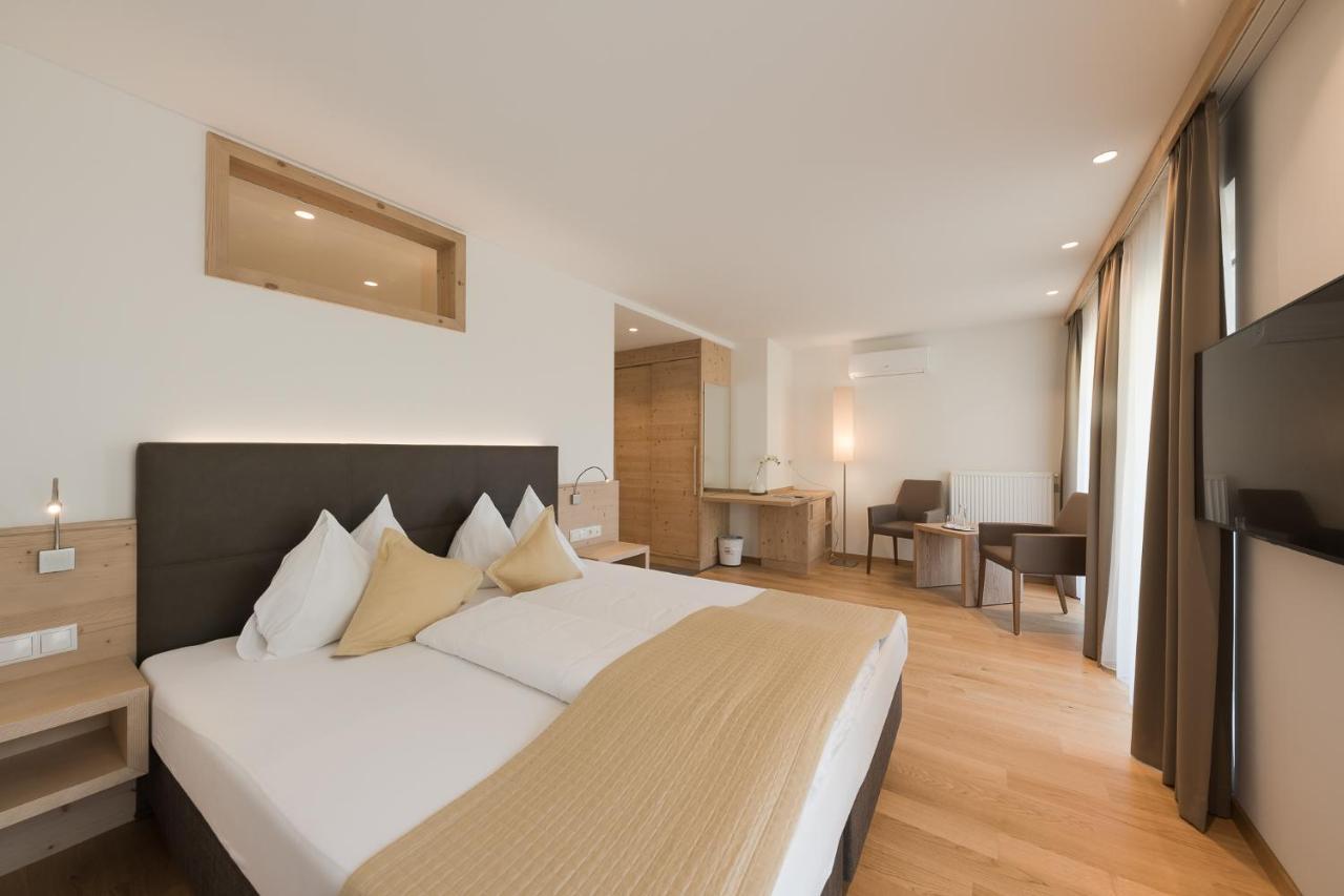Deluxe Room,1589334039:JPEG