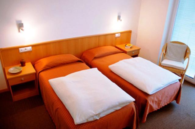 Doppel-/Zweibettzimmer mit Balkon