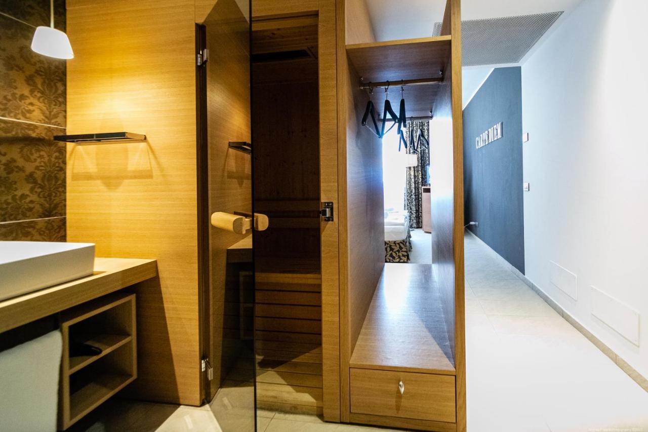 Deluxe Queen Room Infrared Sauna Water Jet Shower