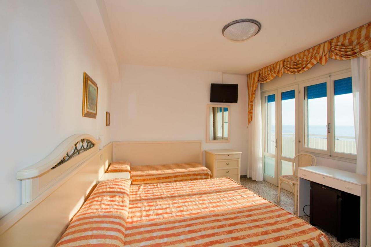Dreibettzimmer mit Meerblick