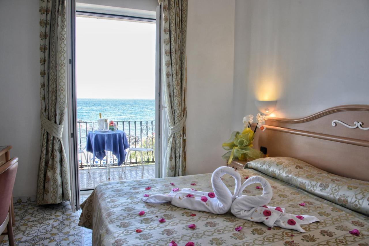 Camera Matrimoniale con Vista Mare