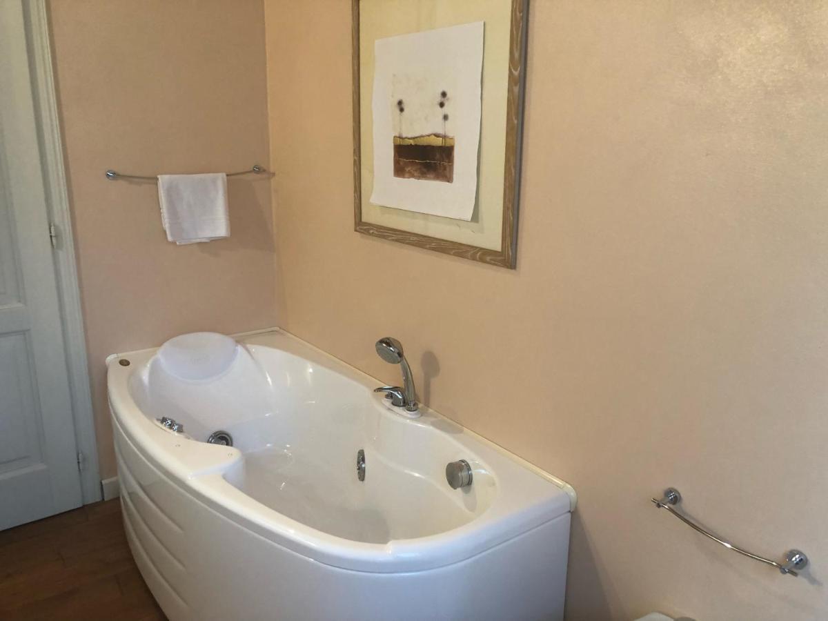 Deluxe Suite Spa Bath
