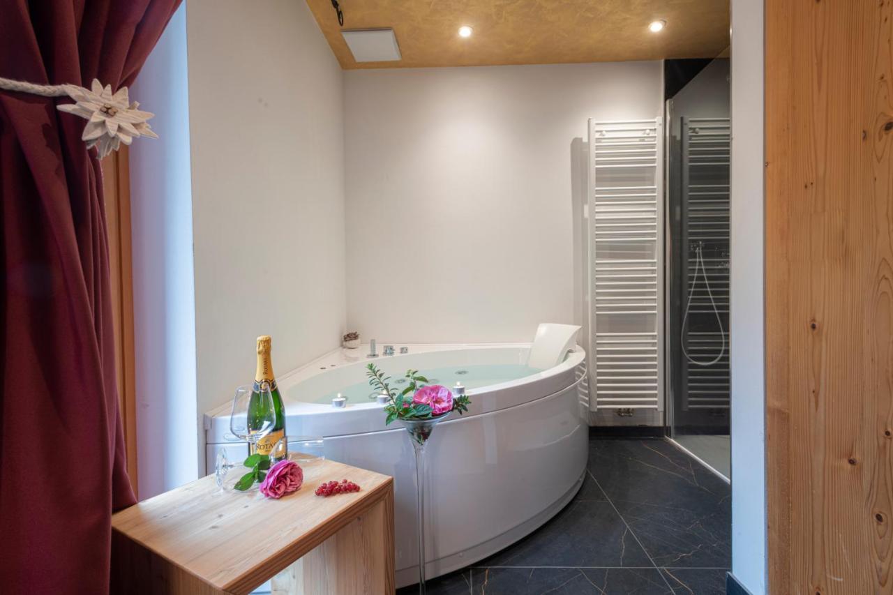 Deluxe Suite Spa Bath