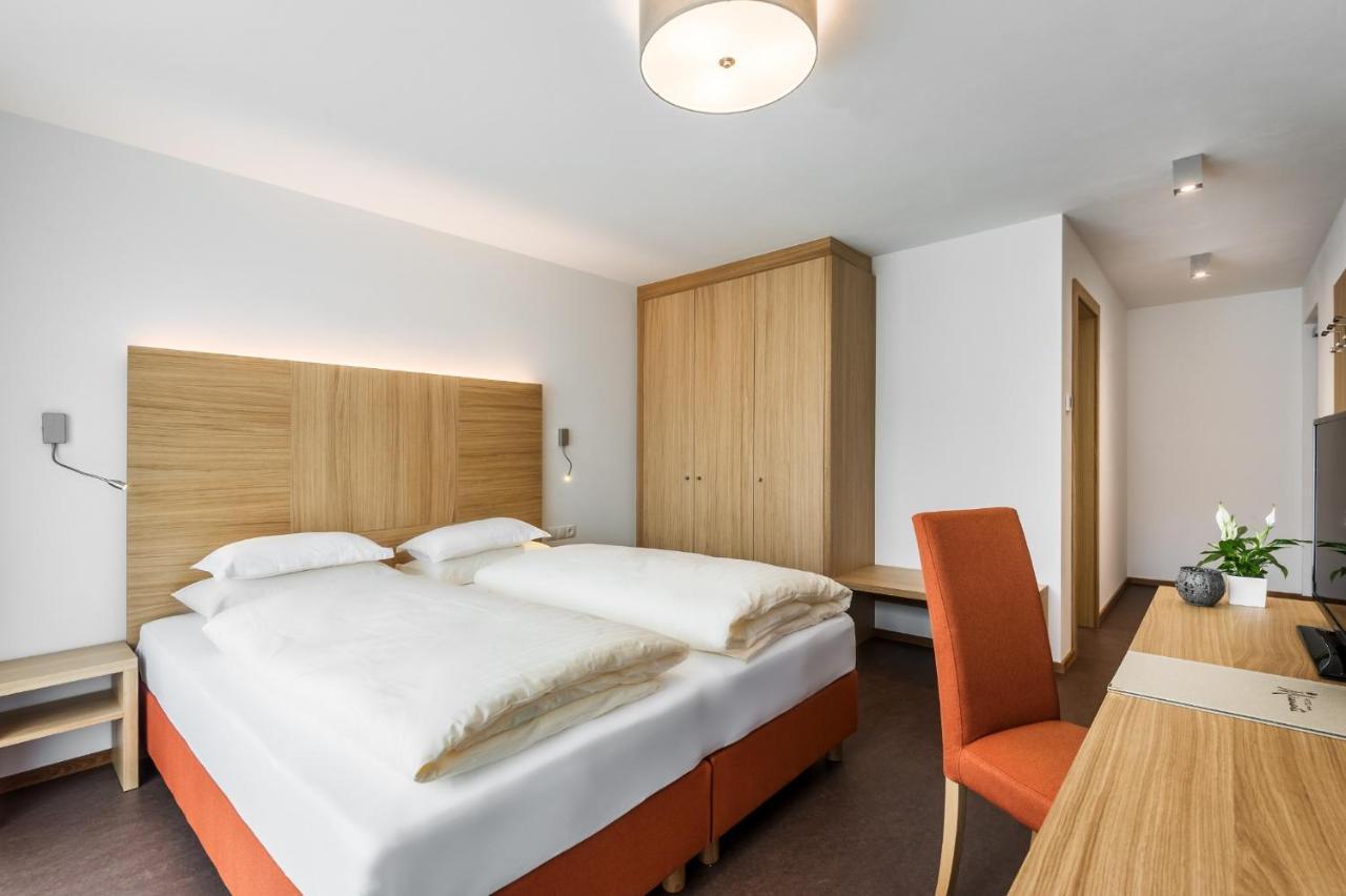 Doppel-/Zweibettzimmer mit Balkon