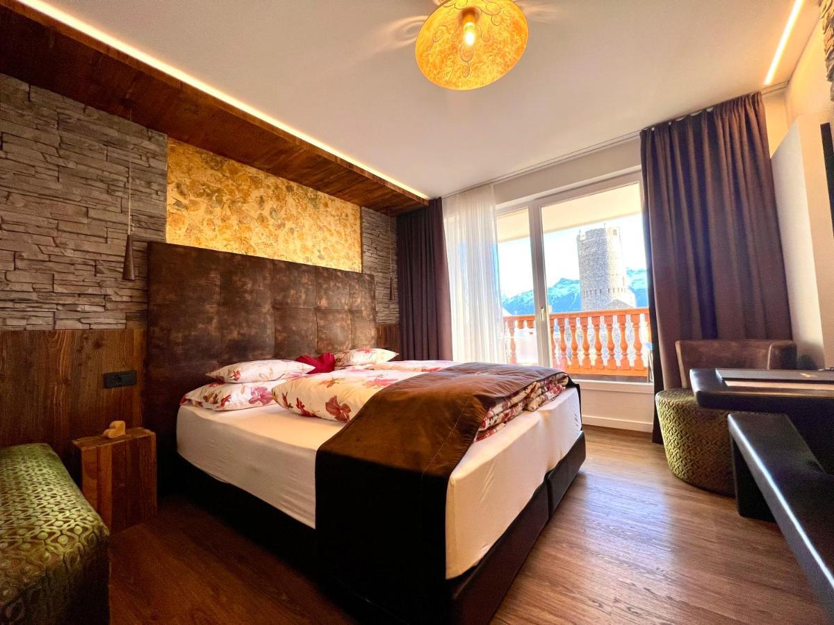 Doppelzimmer mit Balkon und Bergblick