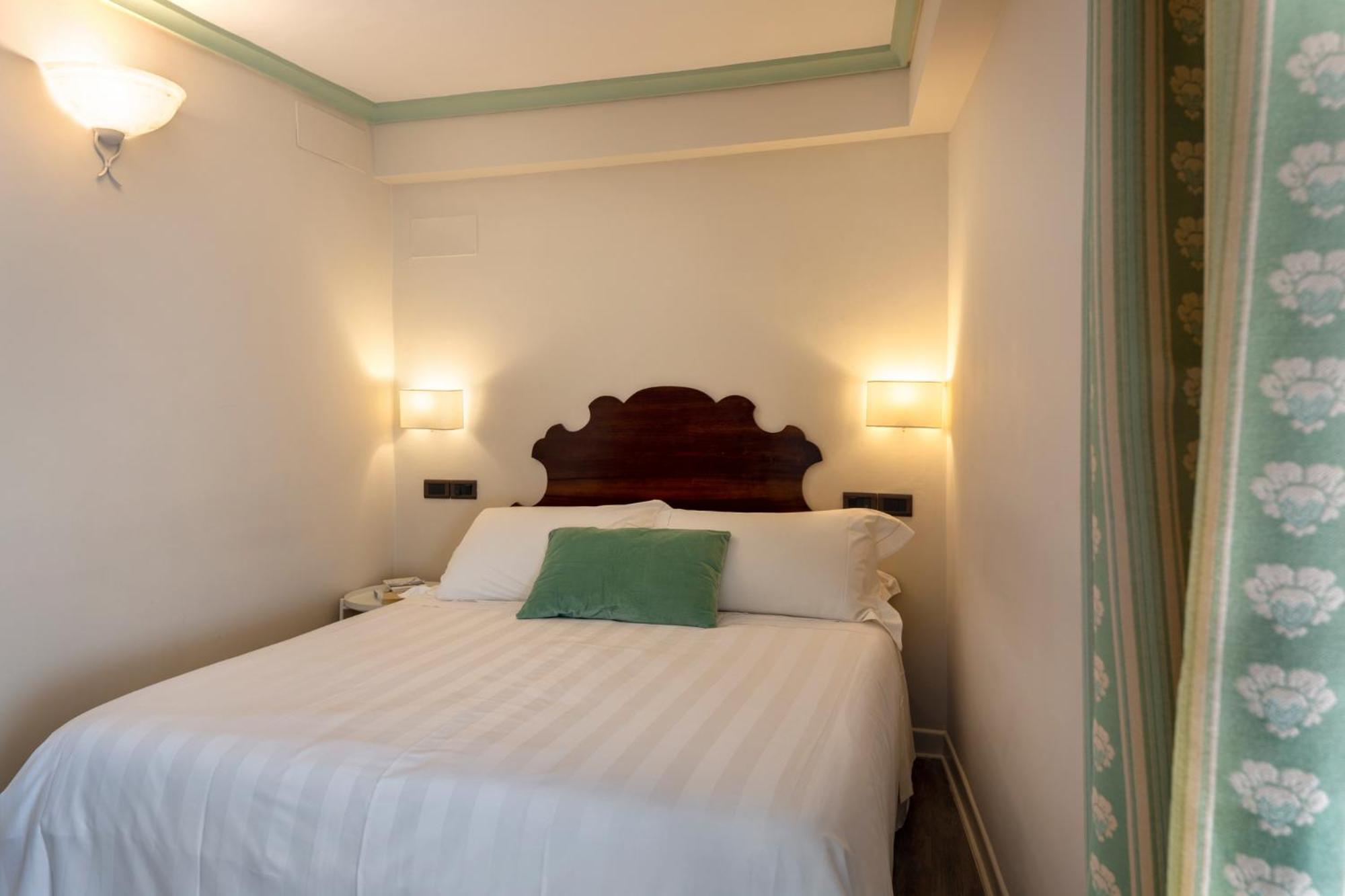 Single Room Small Double Bed
