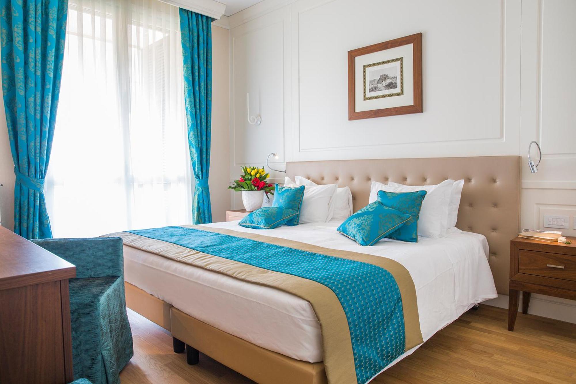 Apartament typu Junior Suite z balkonem i widokiem na jezioro