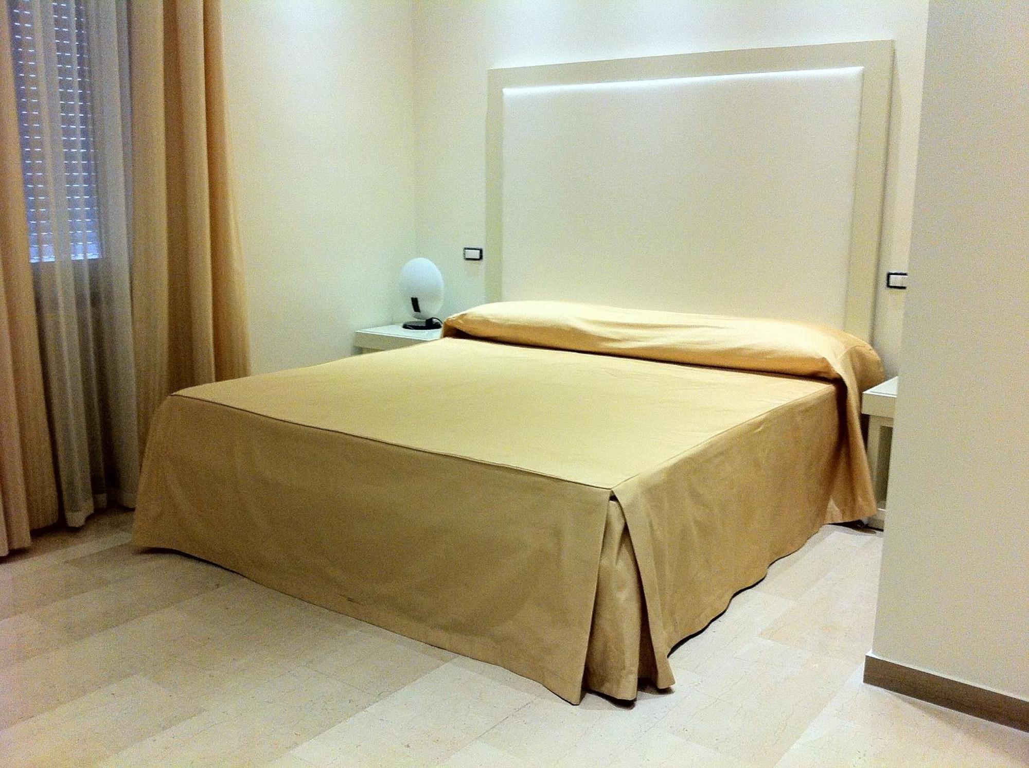 Standard Double or Twin Room,1216217110:JPEG