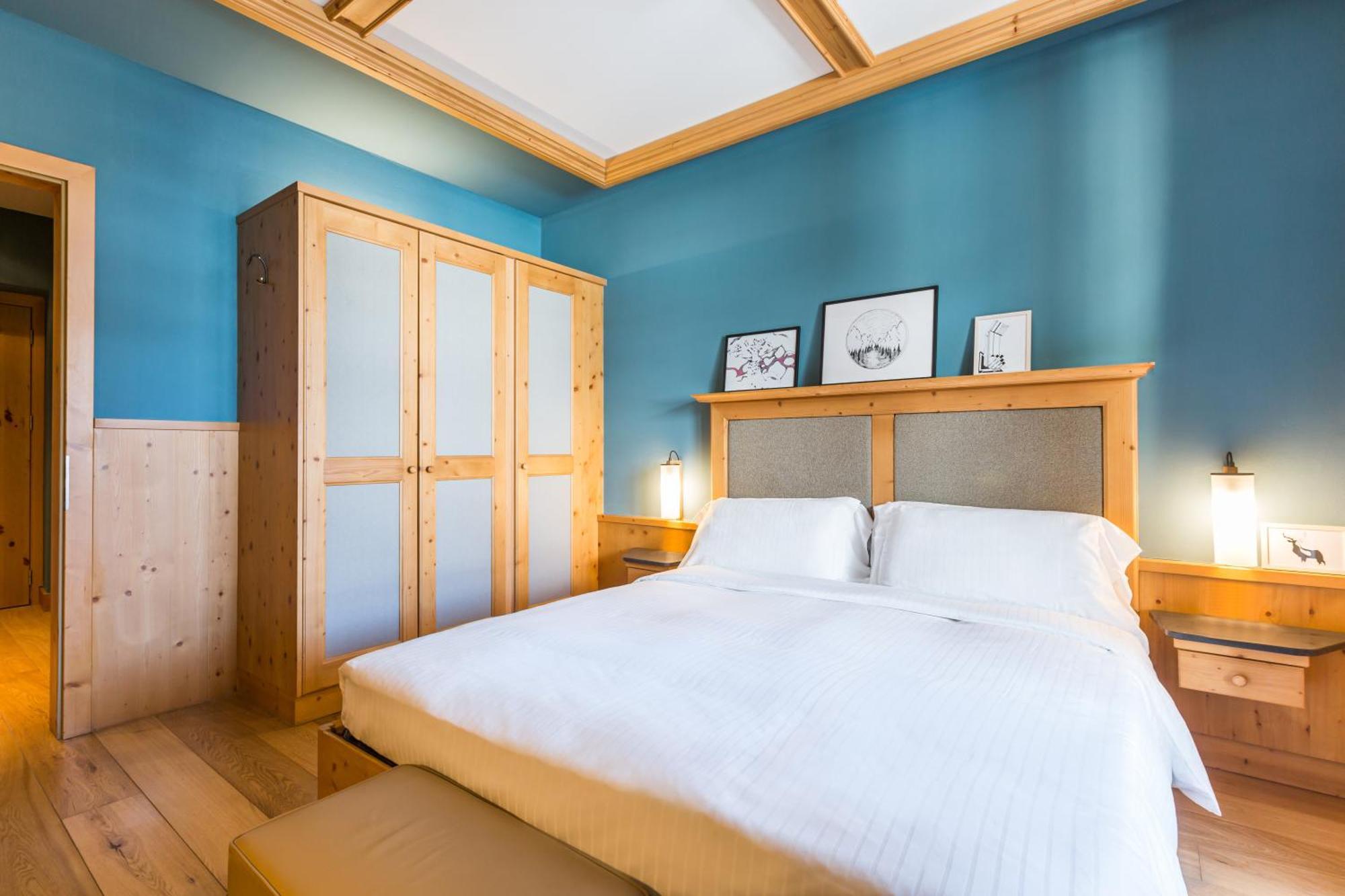 Two-Bedroom Apartment Tofane Mountain View Balcony