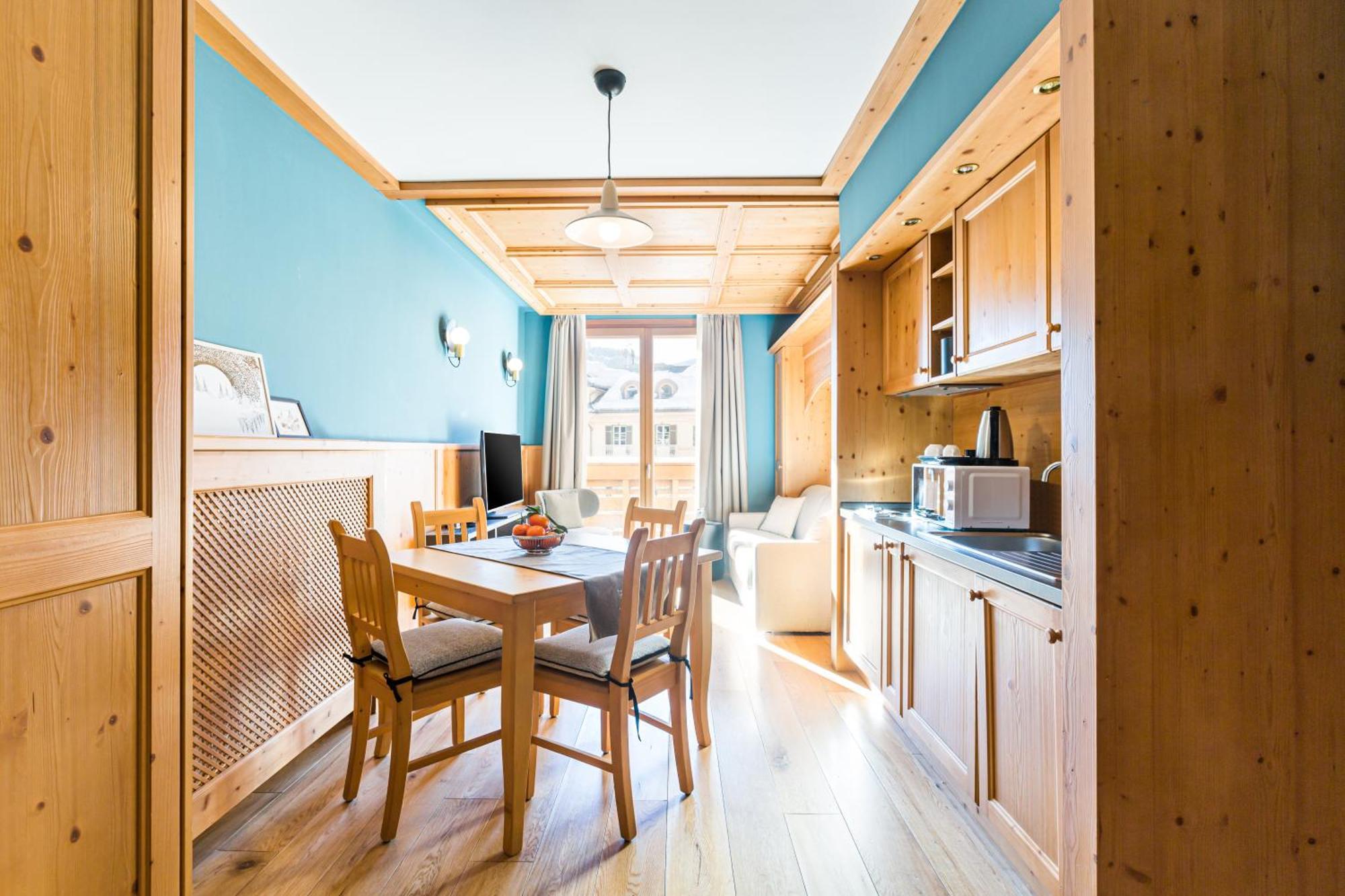 One-Bedroom Apartment Tofane Mountain View Balcony