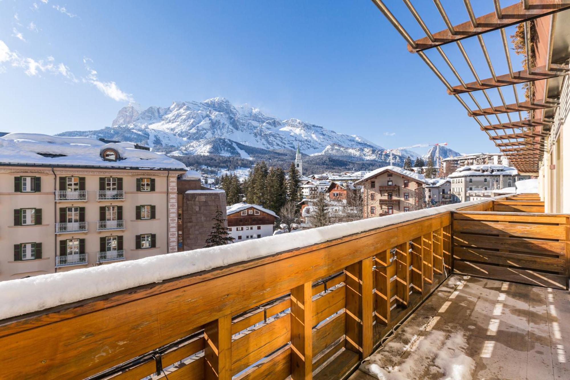 One-Bedroom Apartment Tofane Mountain View Balcony