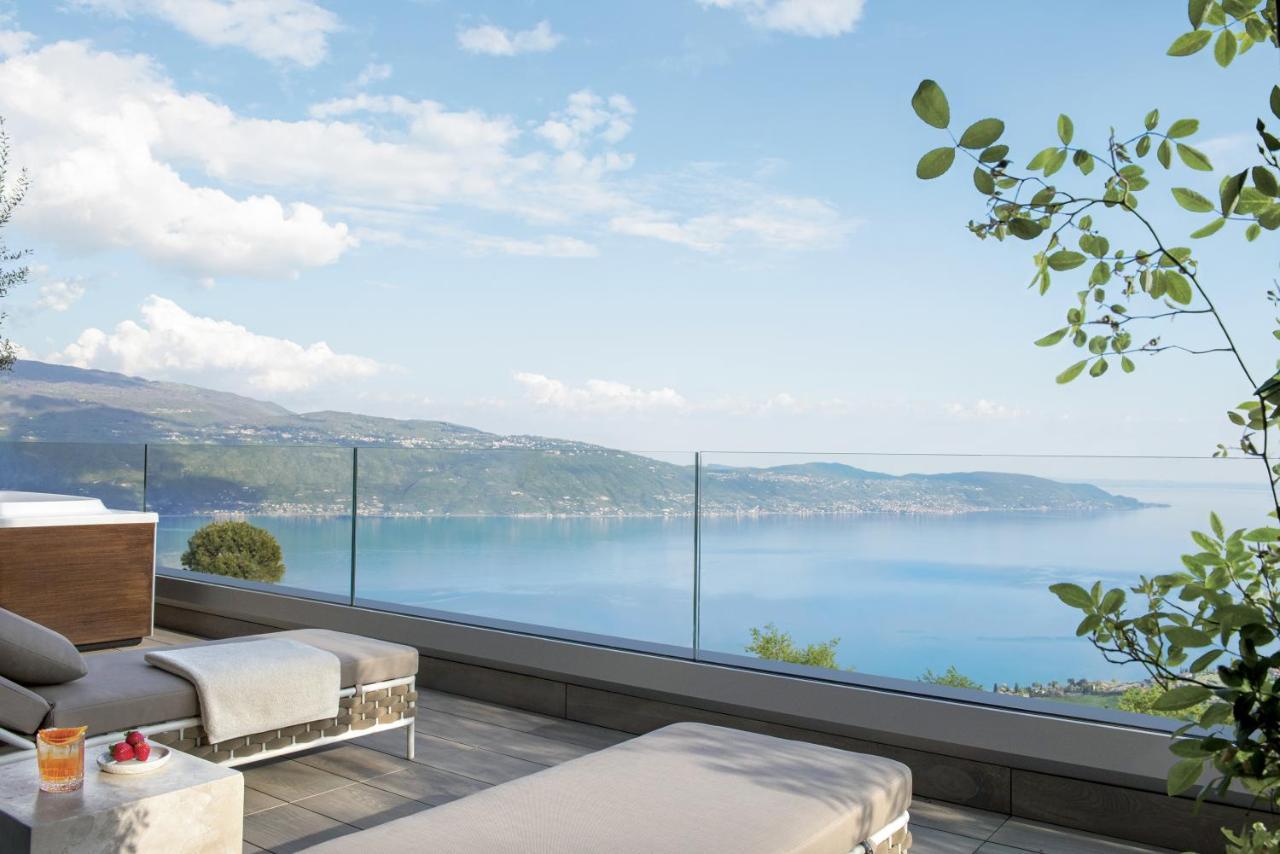 Apartament typu Luxury Suite z wanną z hydromasażem i widokiem na jezioro
