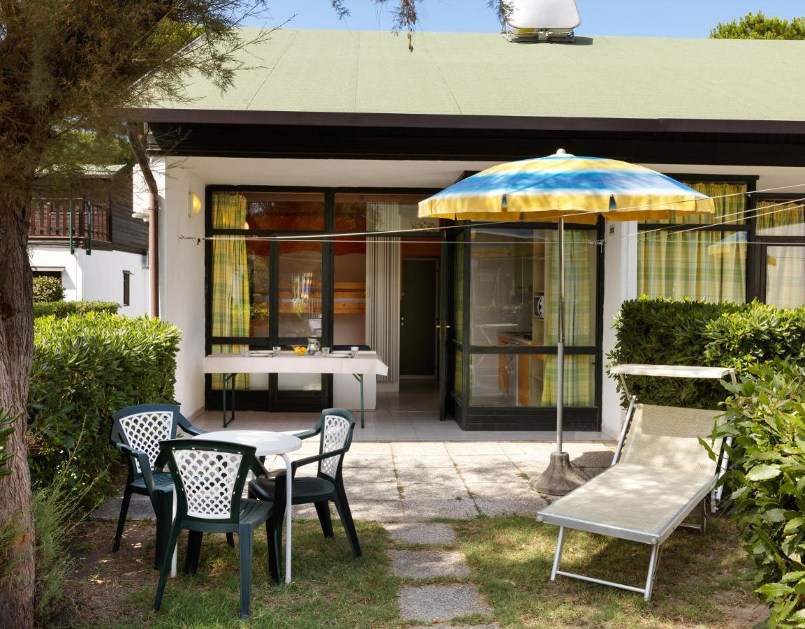 Bungalow (3. bis 5. Linie) – auf der 1. Etage mit Klimaanlage, einem Doppelzimmer und einem offenen Raum mit Etagenbett. Zweibettzimmer auf der 1. Etage, ohne Klimaanlage – KEINE HAUSTIERE ERLAUBT