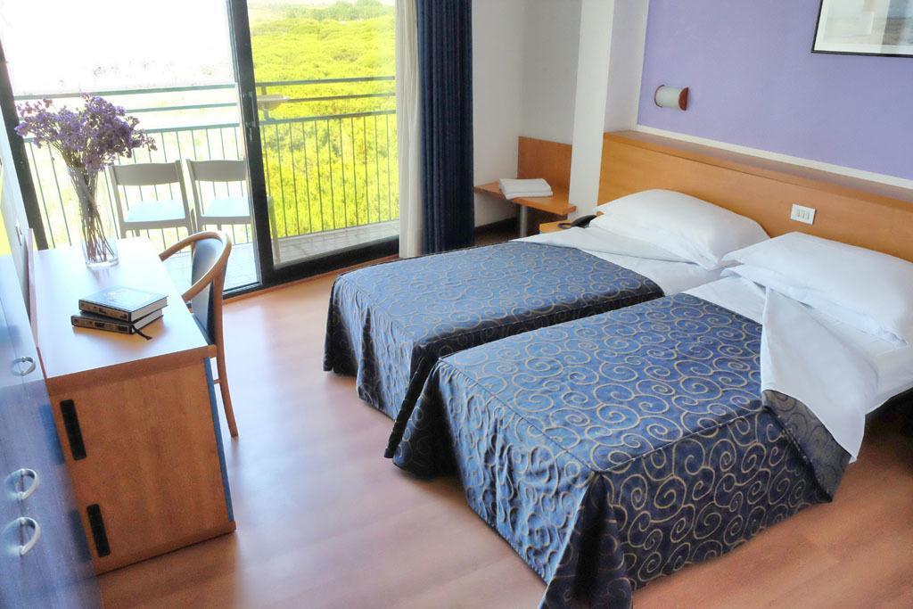 Zweibettzimmer mit teilweisem Meerblick