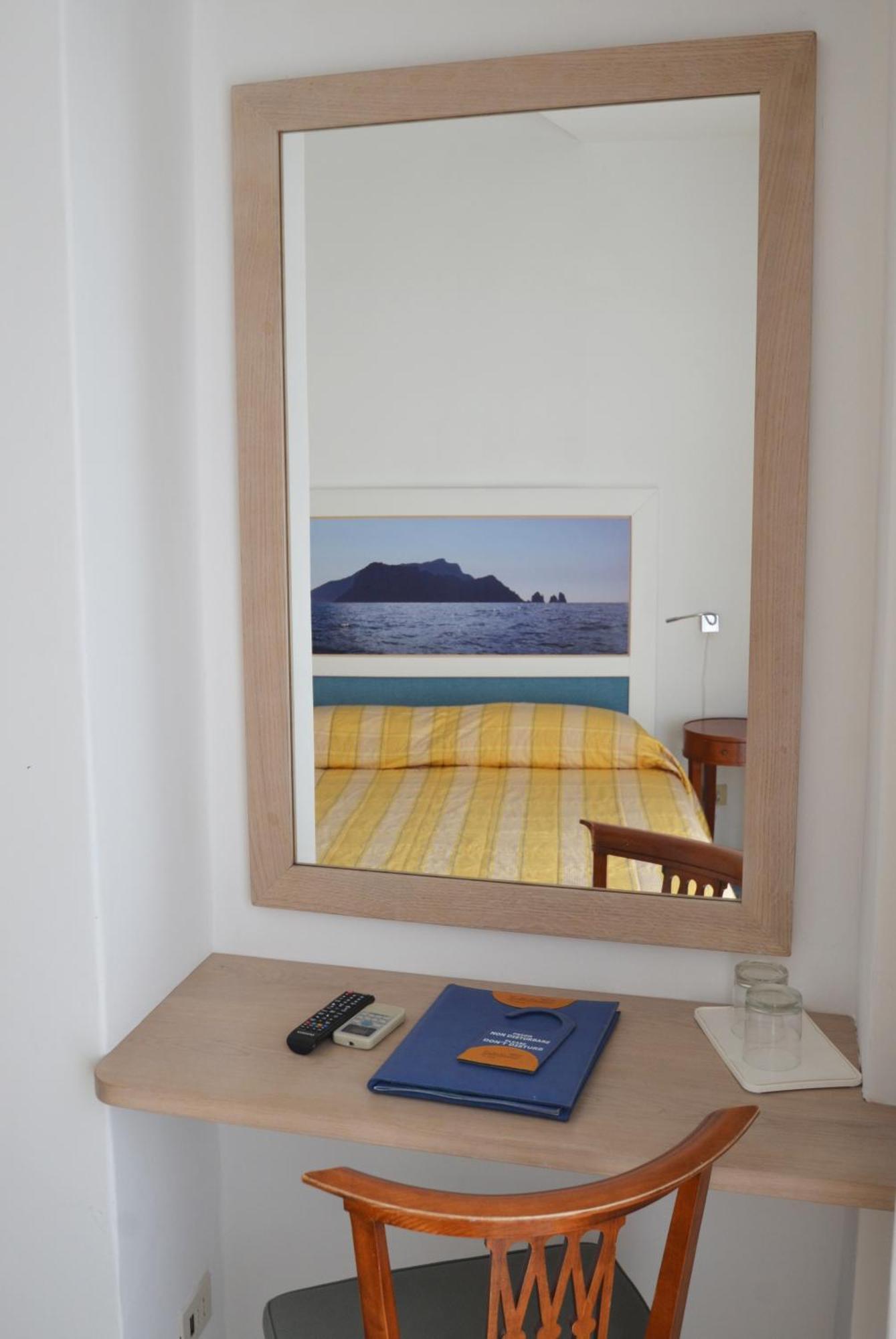 Single Room,63090778:JPEG
