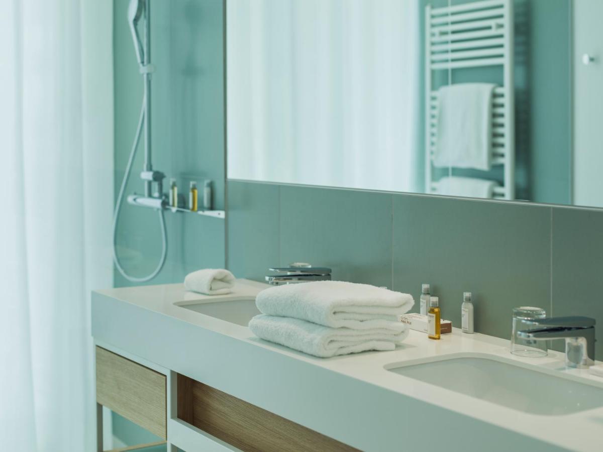 Suite con Balcone e Vista Mare Laterale