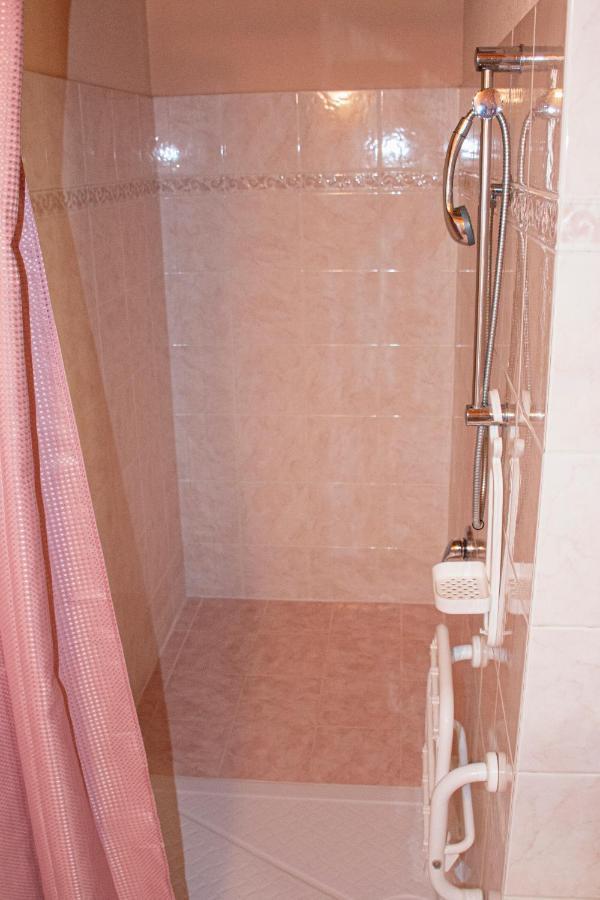 Comfort Triple Room Shower