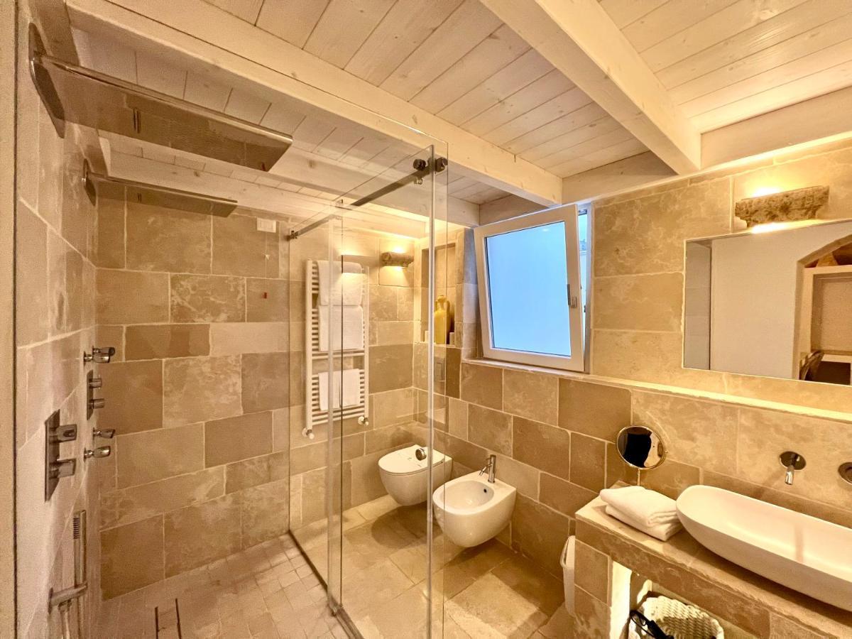 Deluxe Double Room Shower