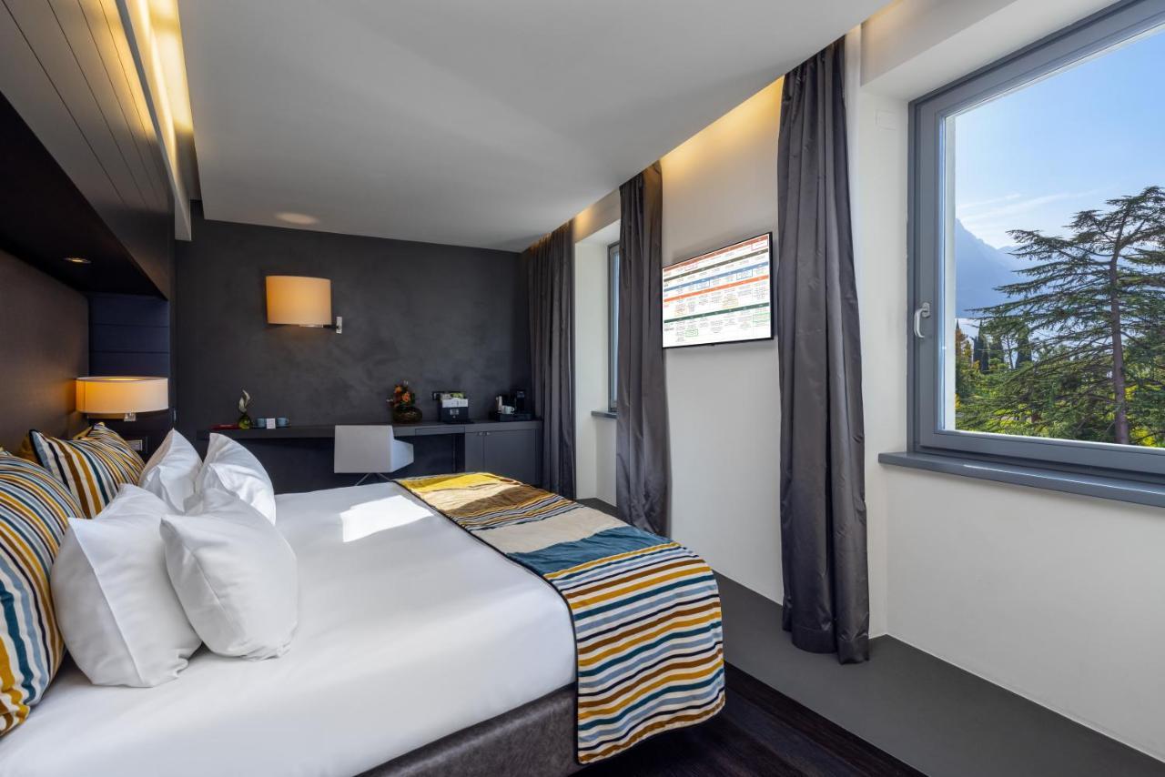 Double or Twin Room Lake View,1319015881:JPEG