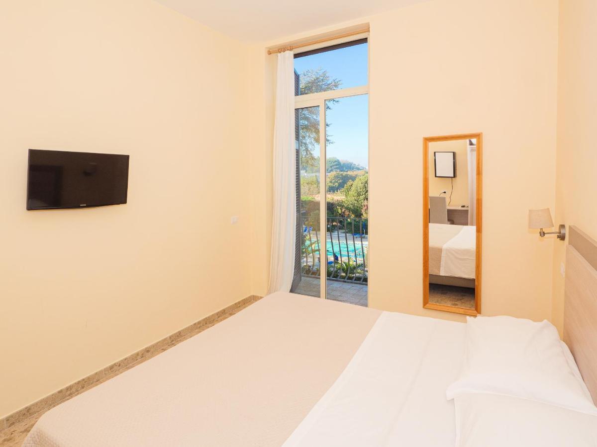 Camera Superior Matrimoniale/Doppia con Letti Singoli con Vista Piscina