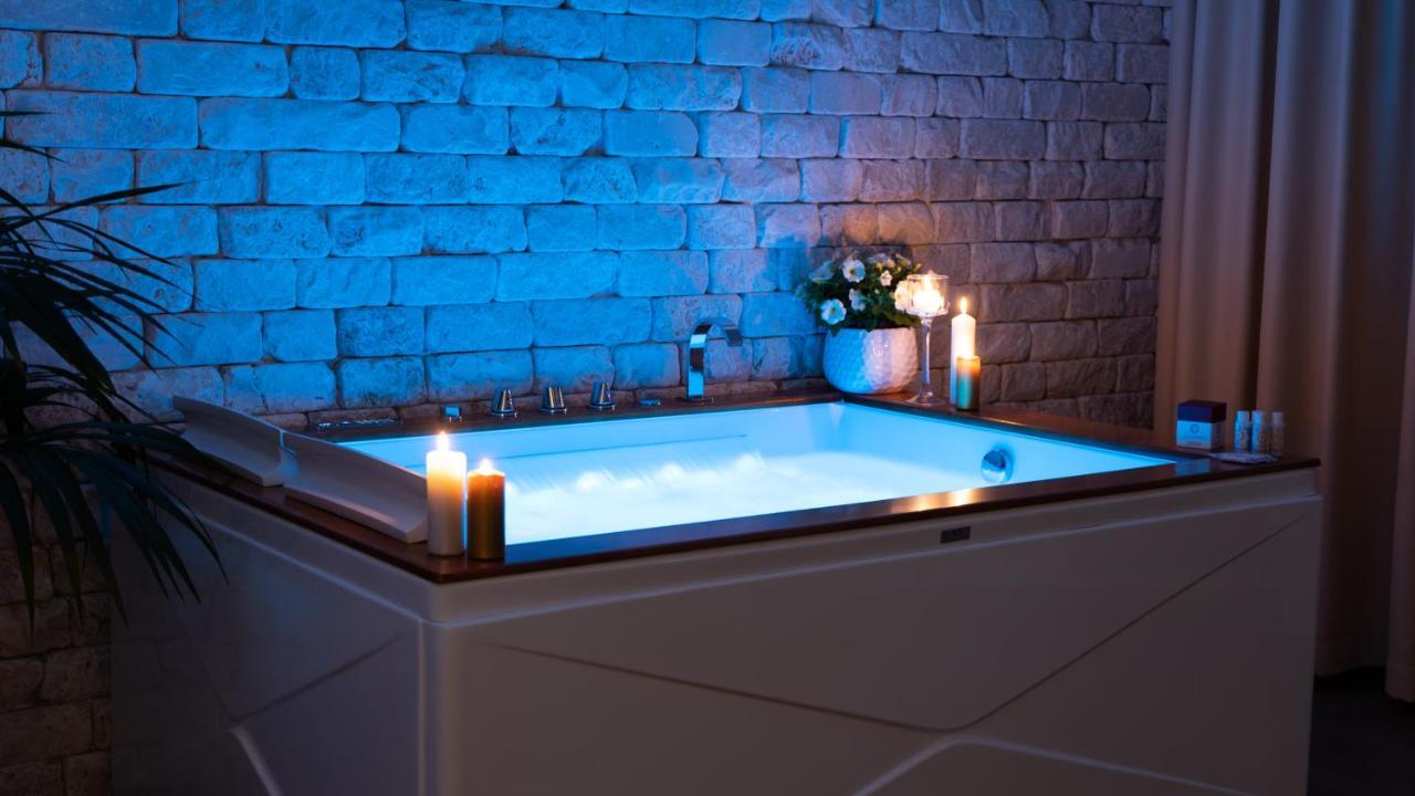 Suite Hot Tub Patio,1567046810:JPEG