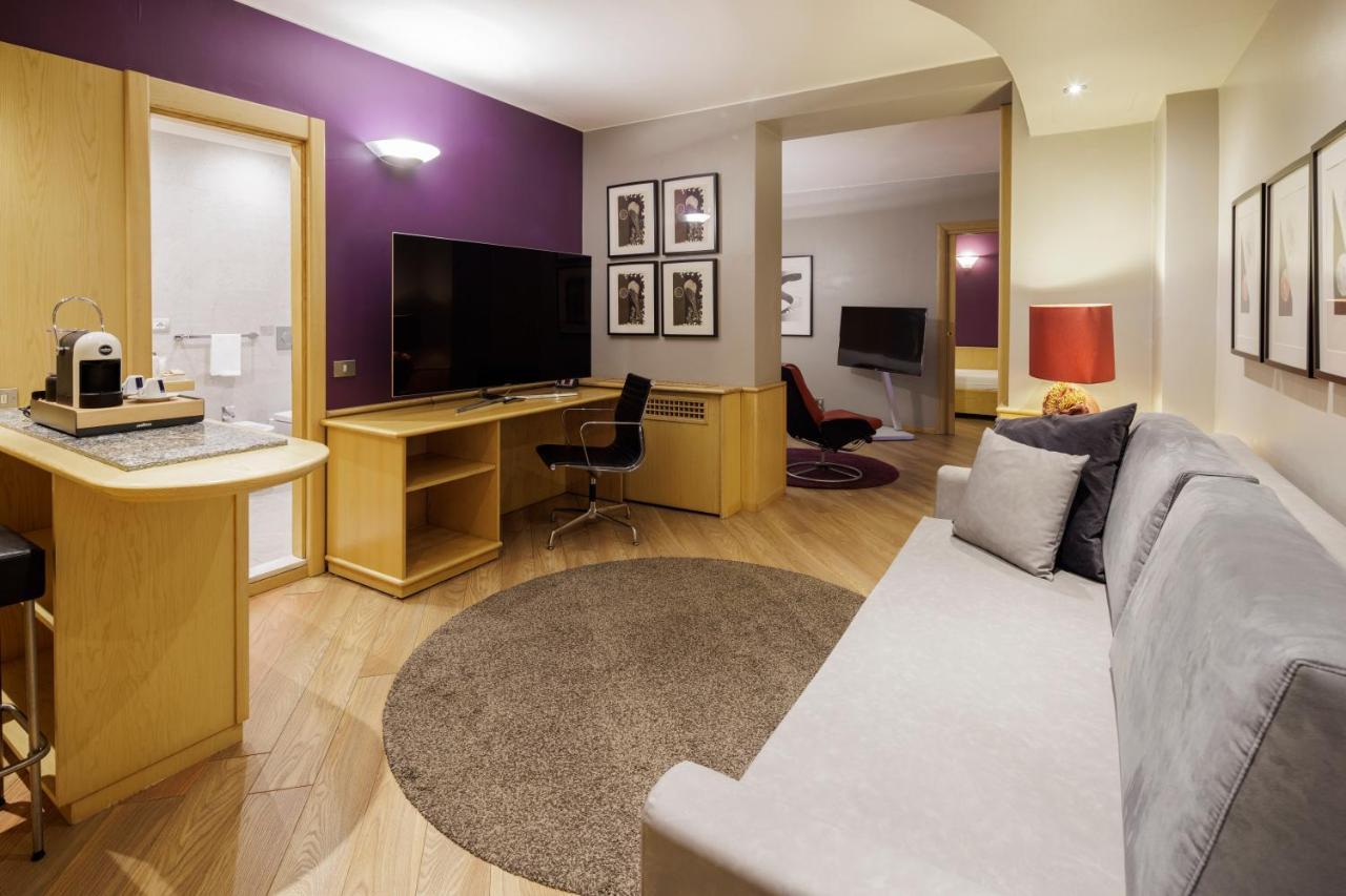 Junior Queen Suite One Single Bed