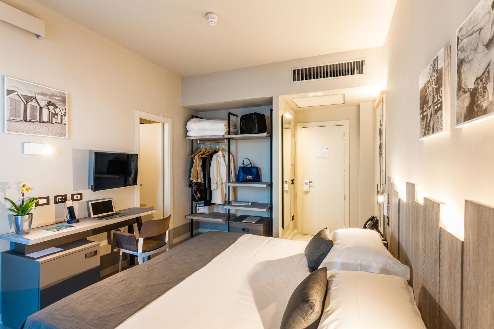 Double or Twin Room Side Sea View