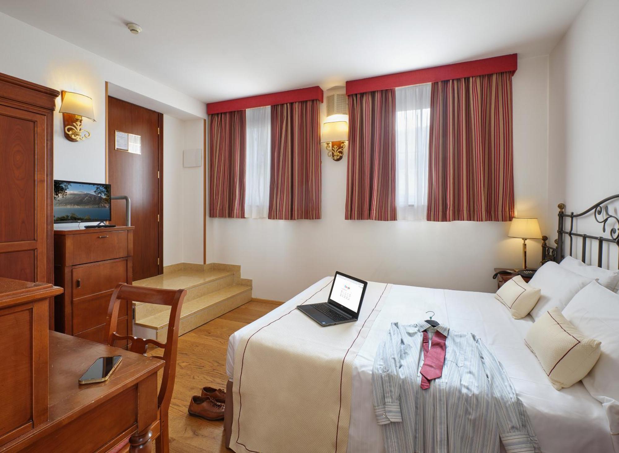 Small Double Room,1274591257:JPEG