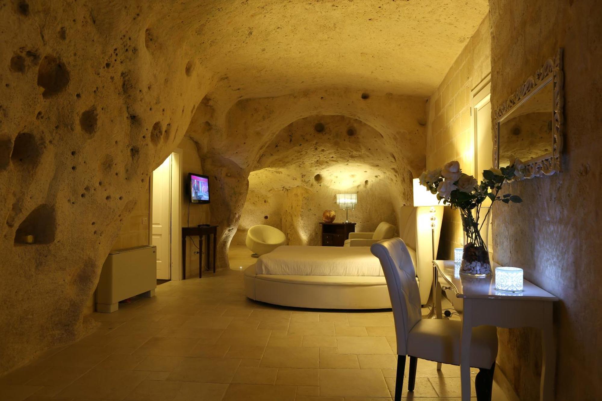 Deluxe Suite Cave