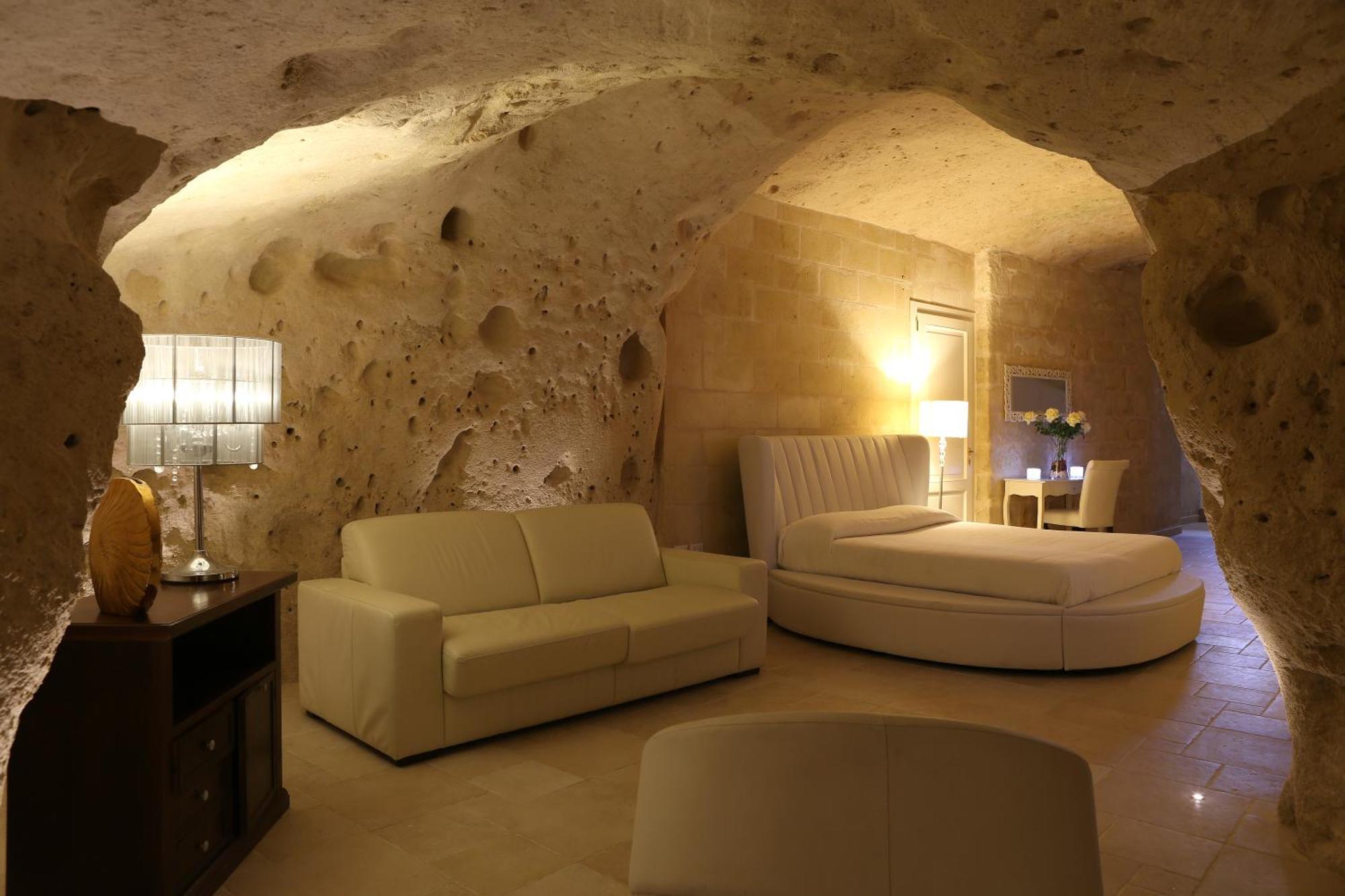 Deluxe Suite Cave