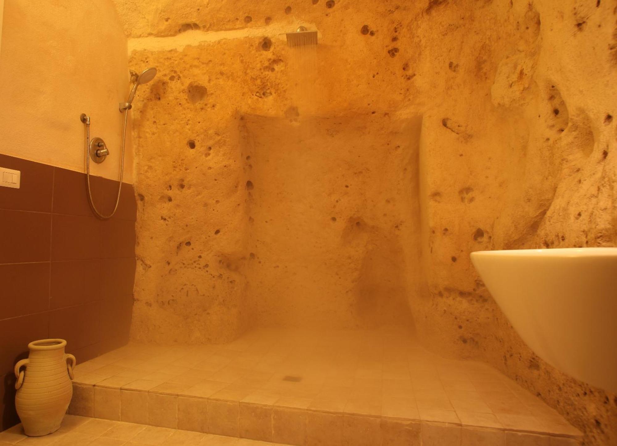 Deluxe Suite Cave