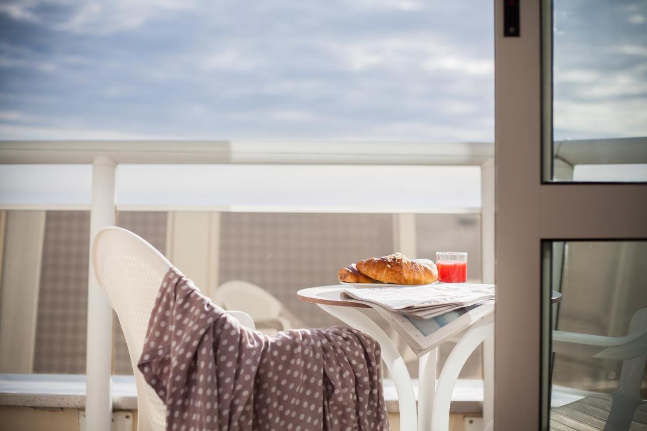Deluxe Double or Twin Room Front Sea View