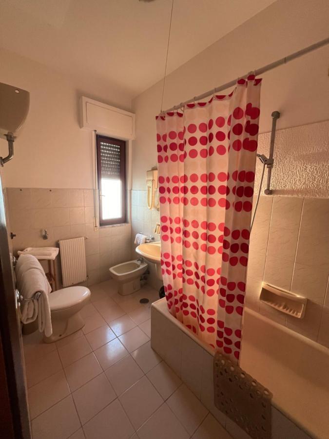 Twin Room Bathroom,1523570464:JPEG