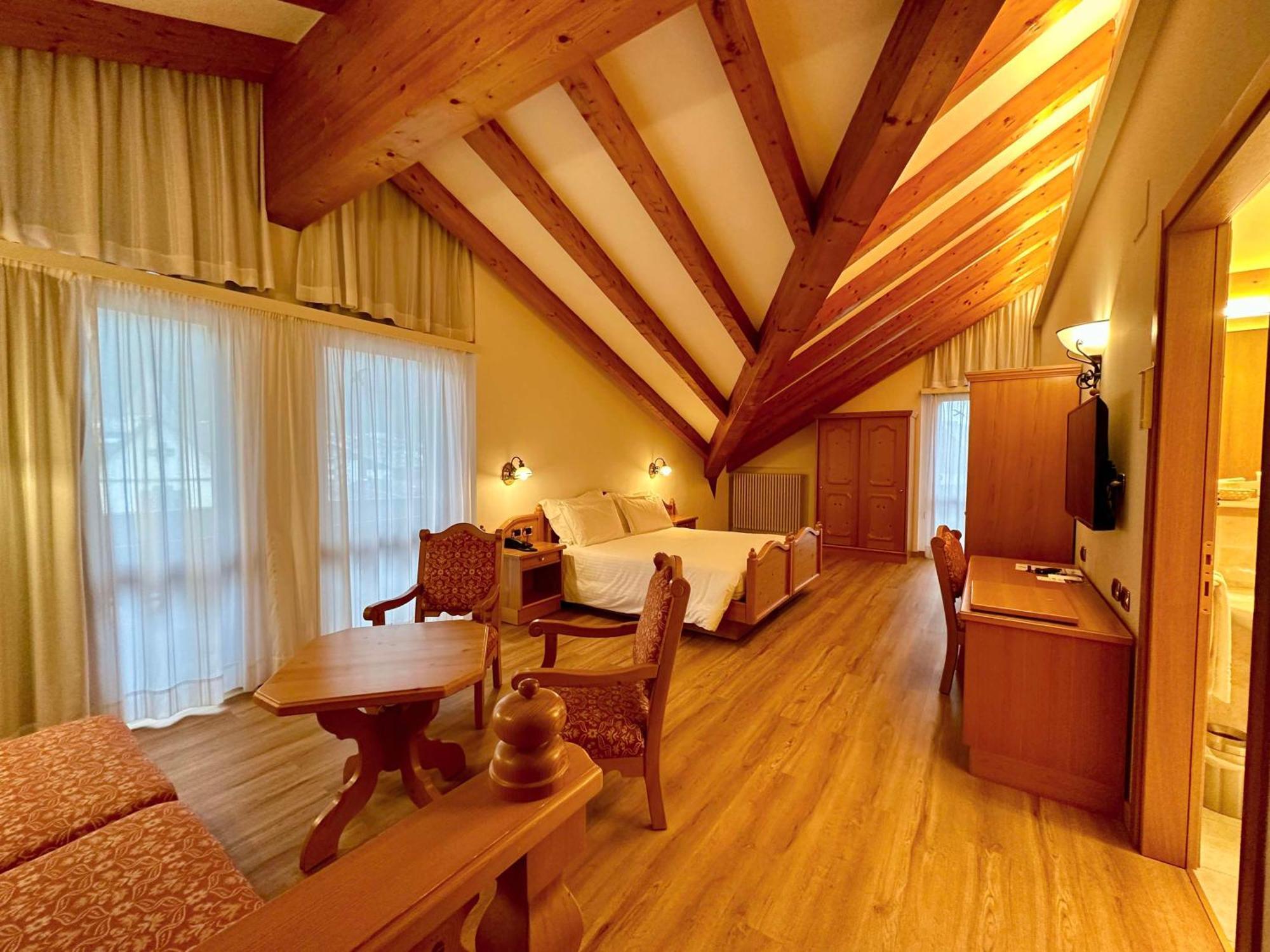 Junior Queen Suite