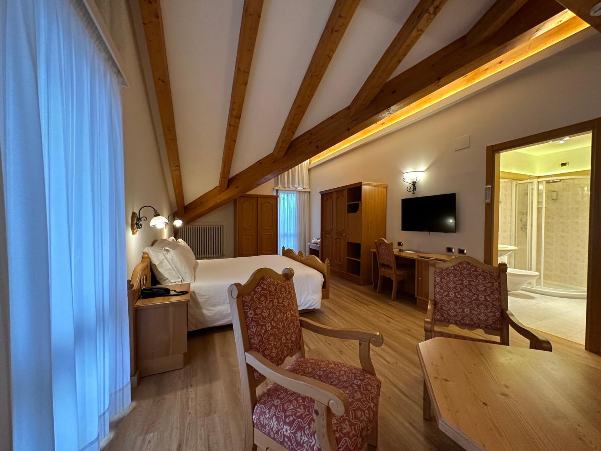 Junior Queen Suite
