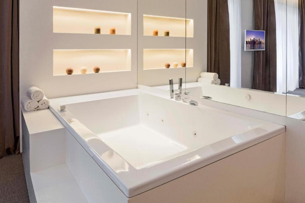 King Room Spa Bath