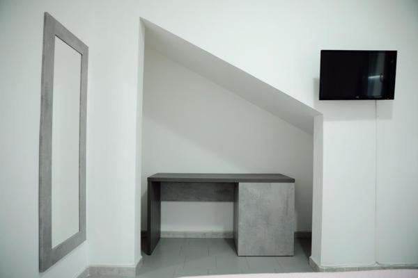 One-Bedroom Apartment Fucsia