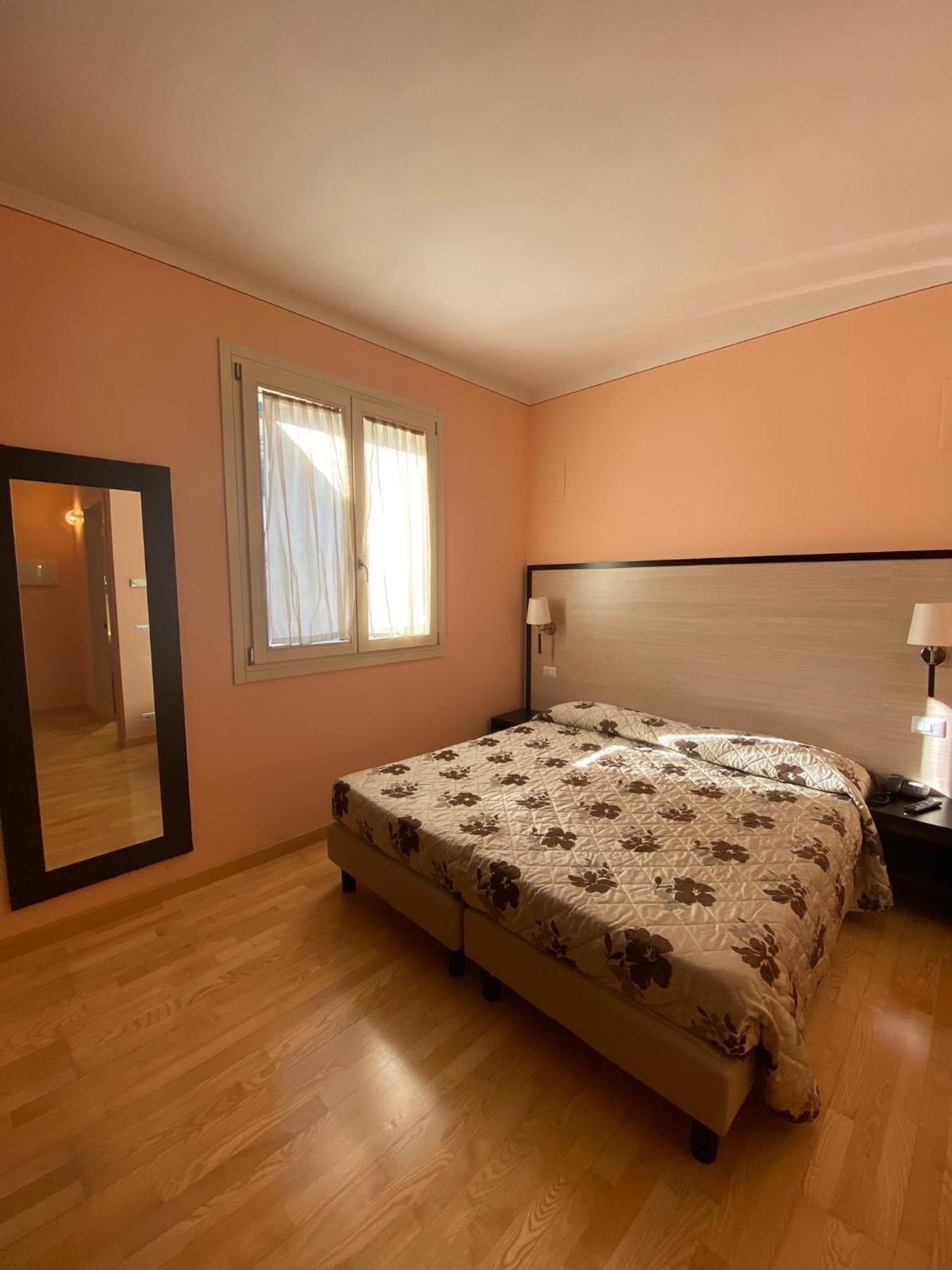 Camera Matrimoniale/Doppia con Letti Singoli con Bagno Privato