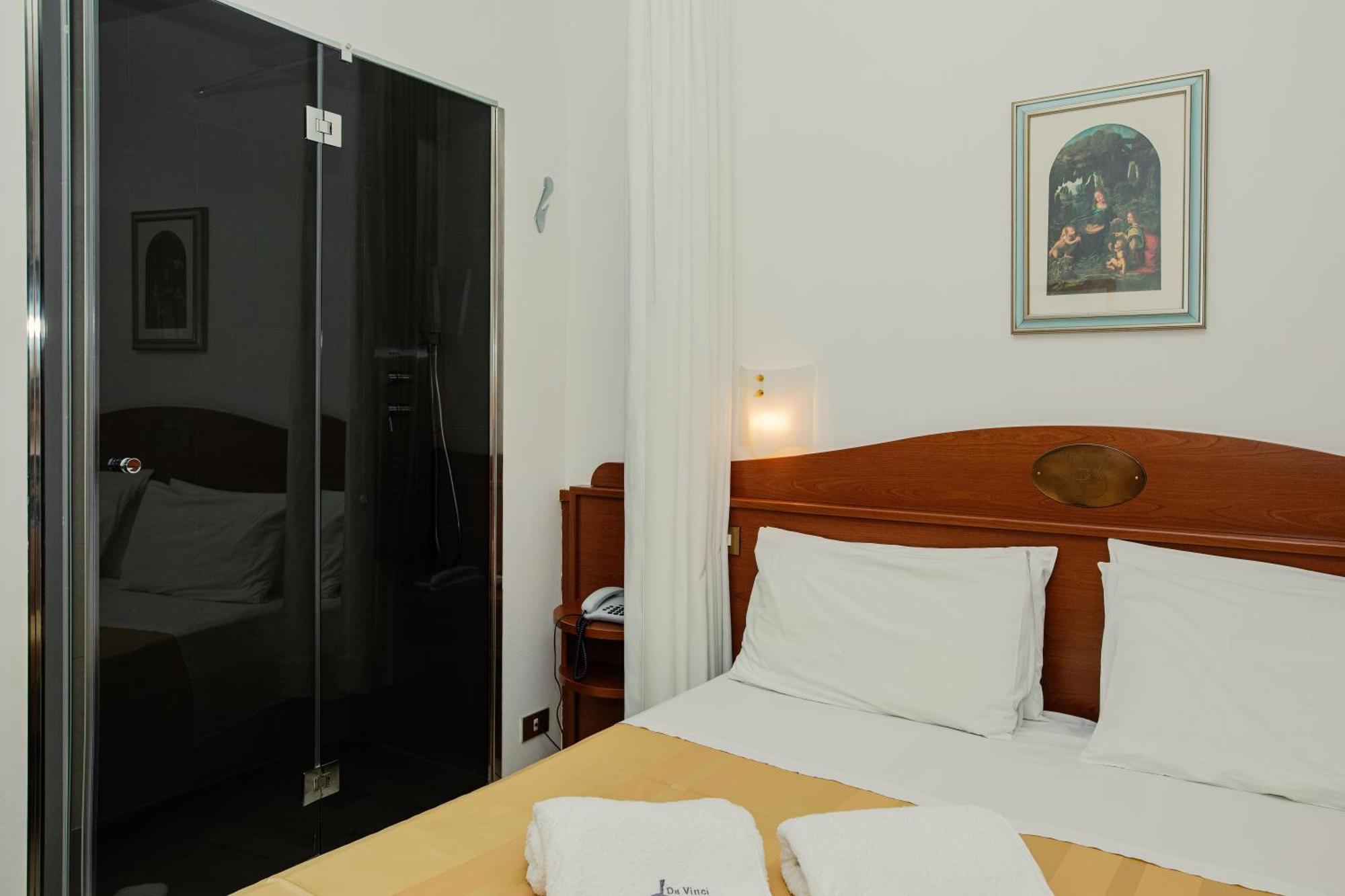 Deluxe Double Room Shower